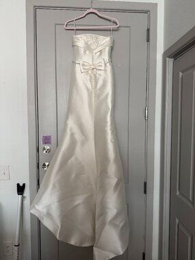 Pronovias trumpet-style Wedding Gown (Size 2)